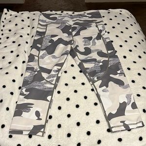 ZYIA Gray Camo Pocket Light n Tight Hi-rise Capri 20"
